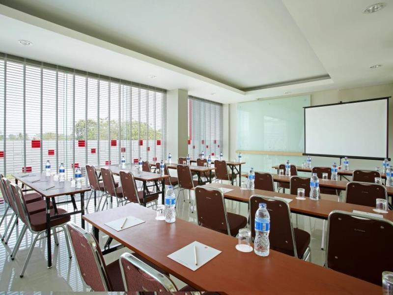 Amaris Hotel Bekasi Barat Exterior foto